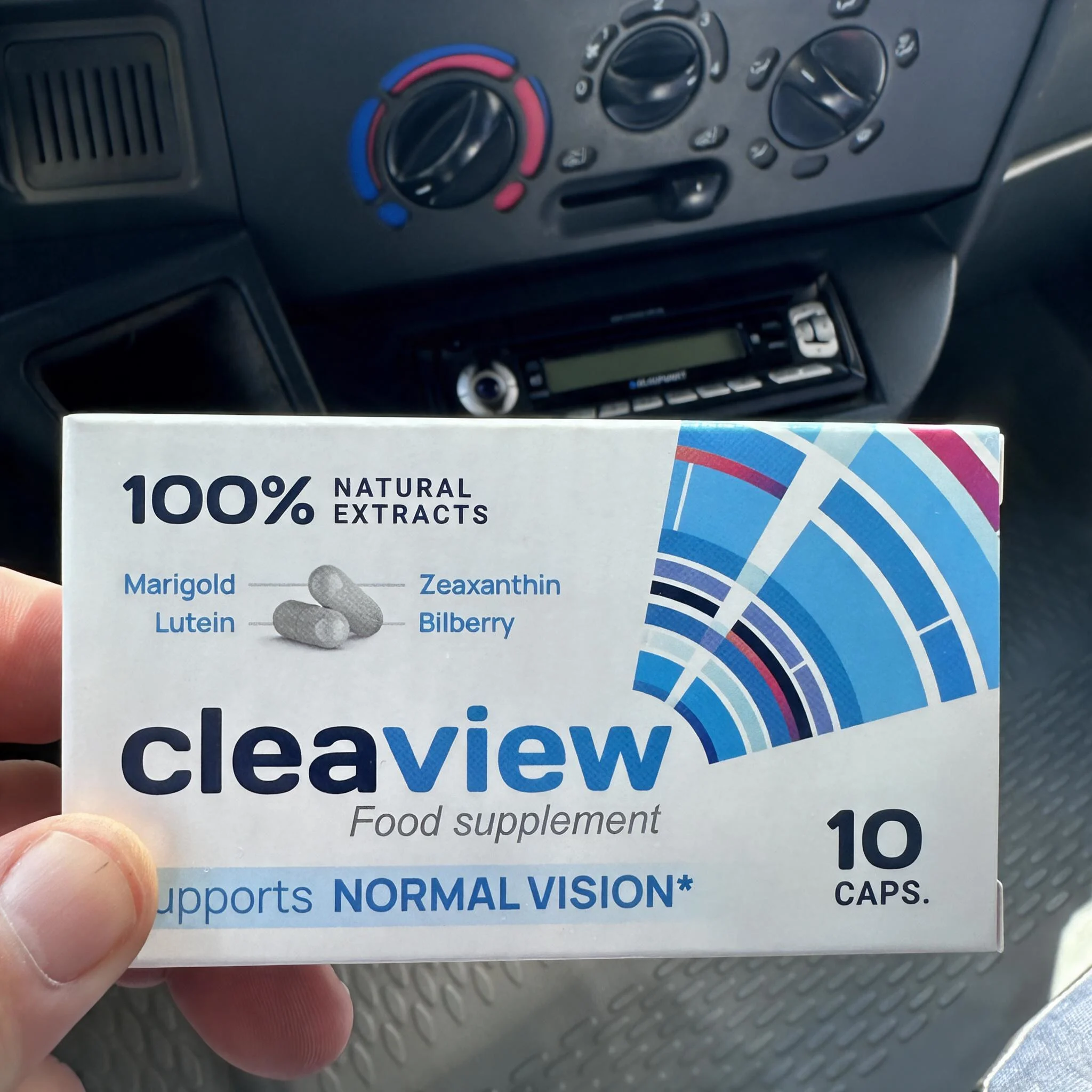 Miguel Ángel con su caja de Cleaview en su coche