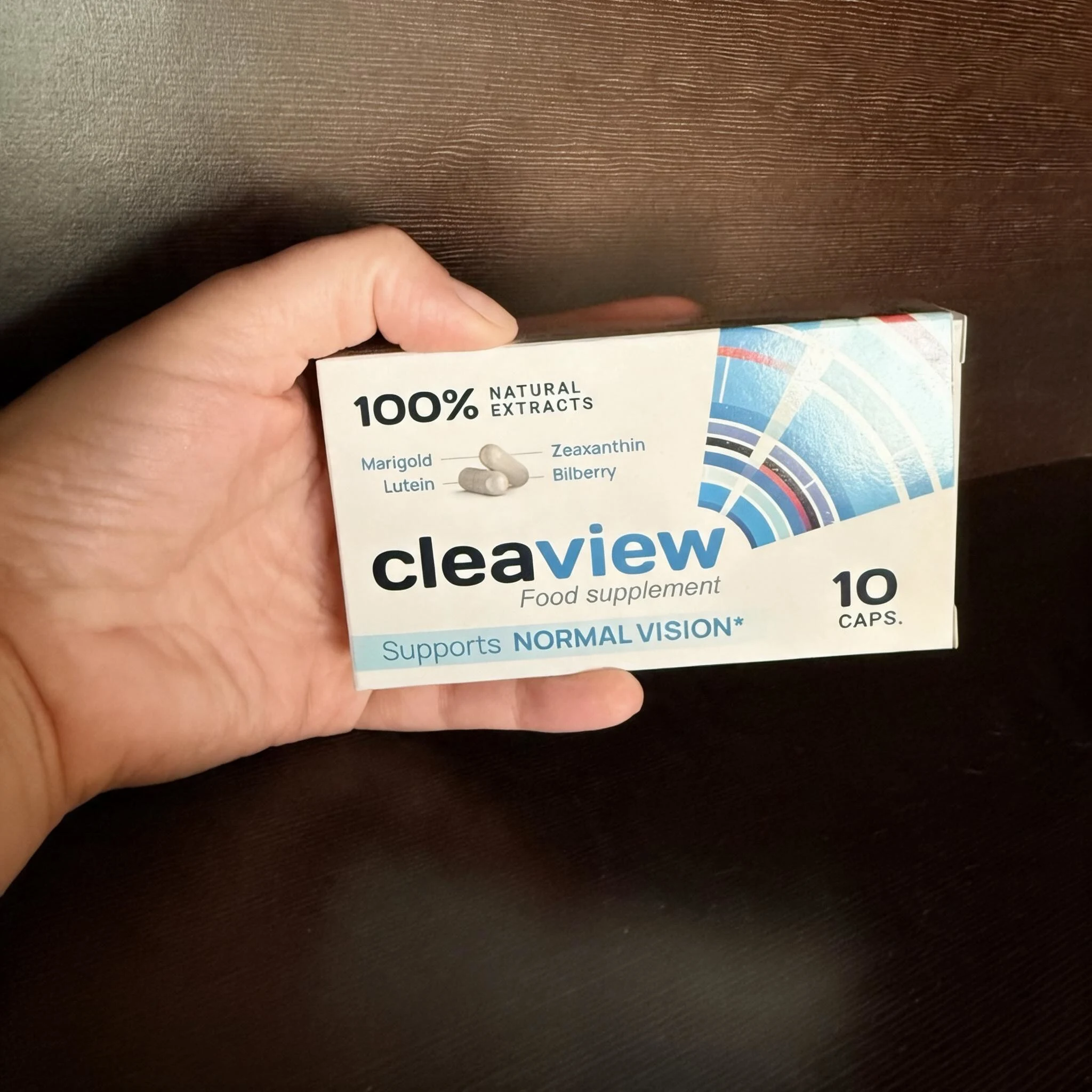 Fernando comprobando el blíster de Cleaview en Bilbao