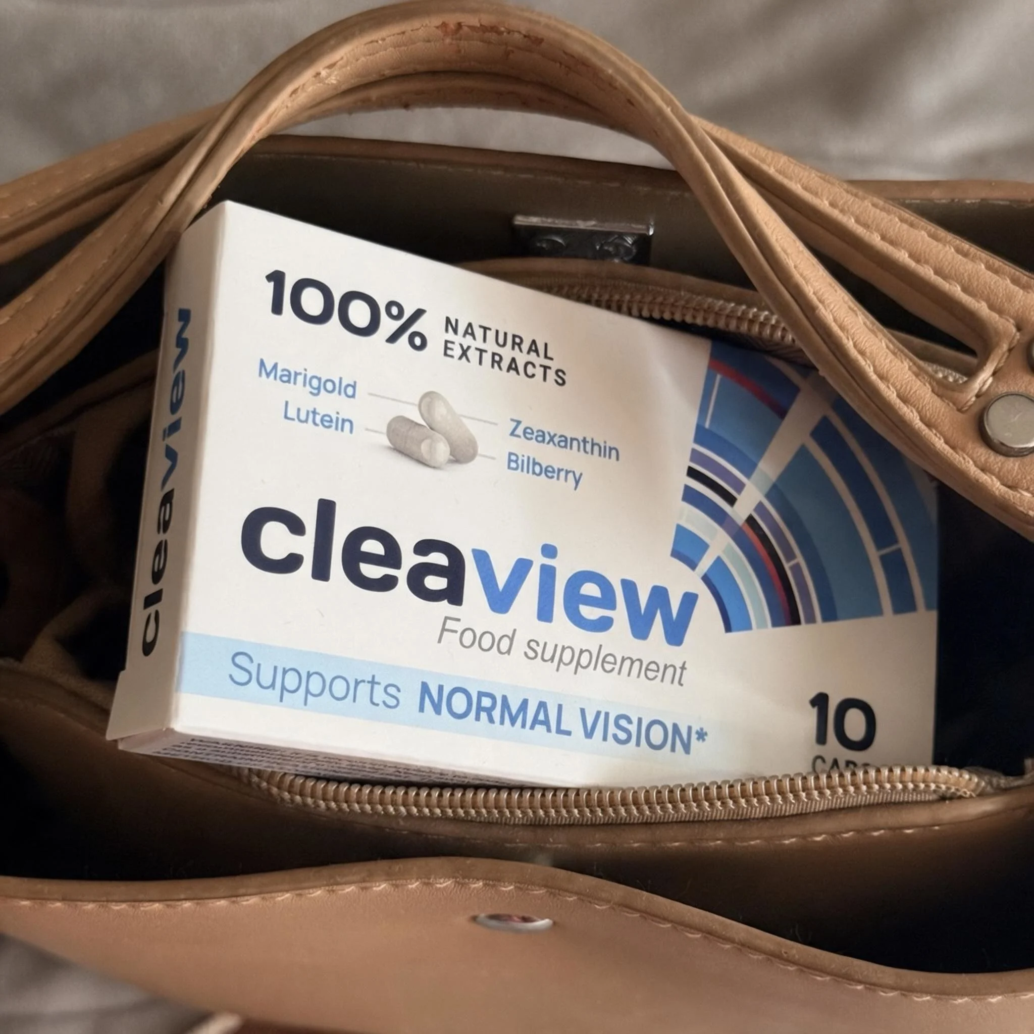 Raquel mostrando su pedido de Cleaview en Madrid