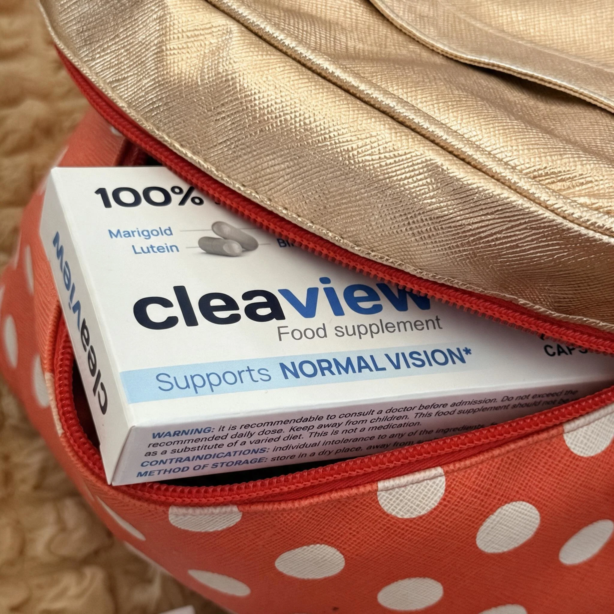 Pilar con su envase de Cleaview en Valladolid